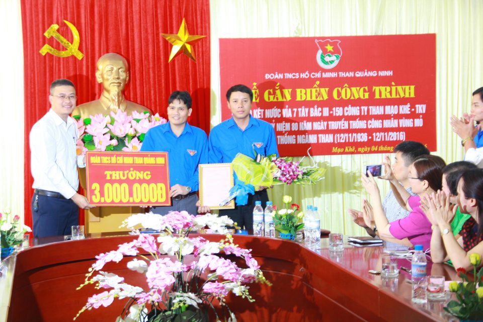xe đưa đón công nhân mỏ
