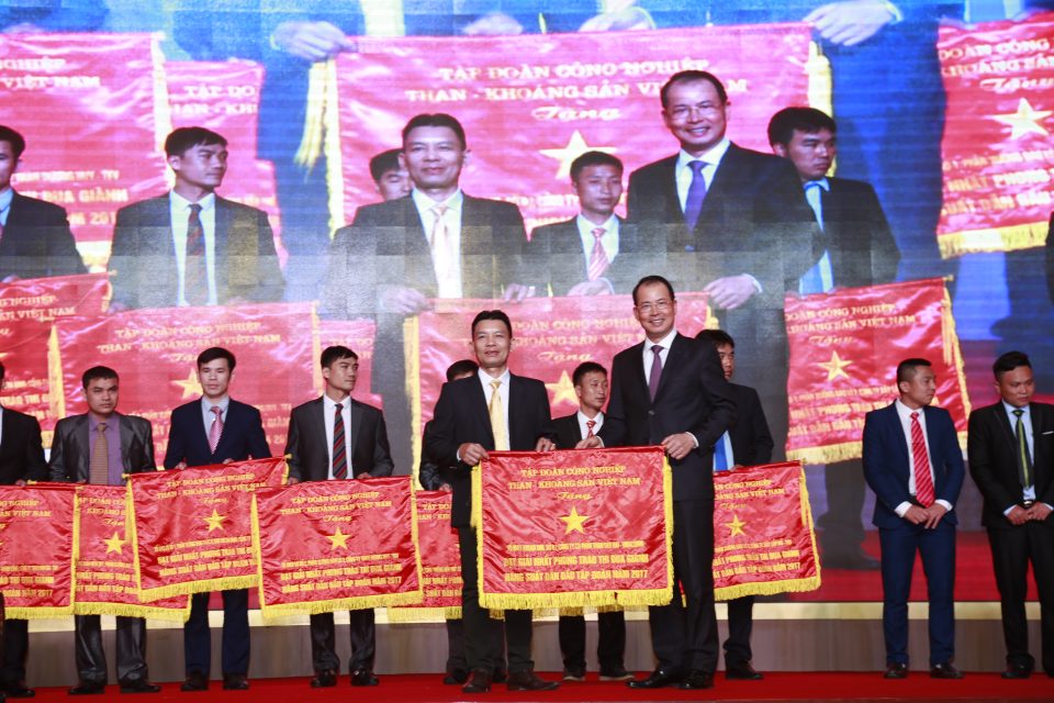 thợ khai thác mỏ làm gì