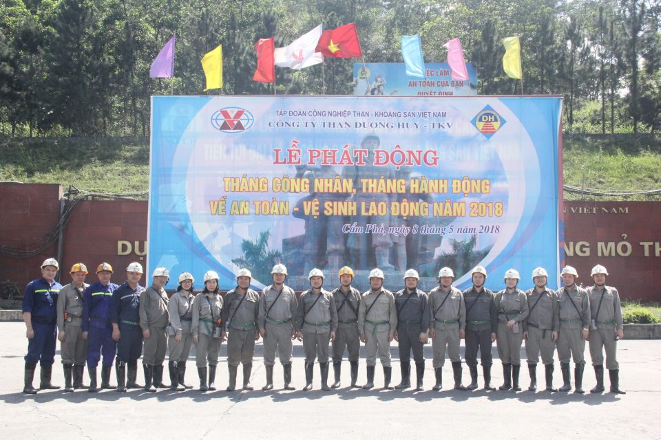 Đội ngũ công nhân mỏ TKV trong trang phục bảo hộ