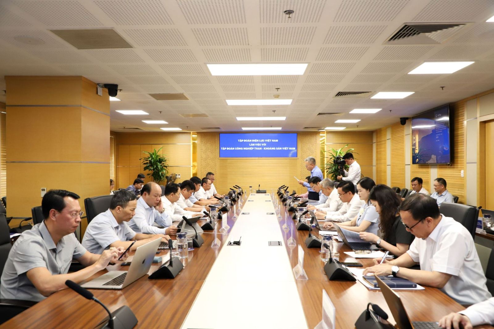 TKV làm việc với EVN về tình hình cung ứng than cho các nhà máy nhiệt điện của EVN