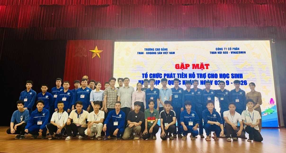 Cán bộ Than Núi Béo gặp mặt và hỗ trợ học sinh nghề mỏ hầm lò