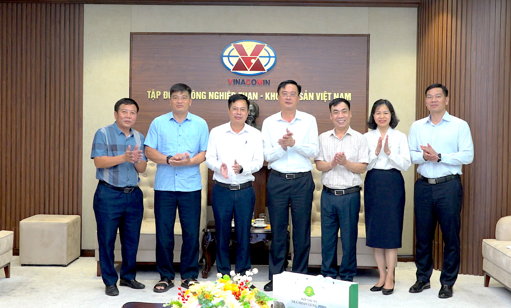 Ảnh bài gốc: TKV làm việc với huyện Đồng Văn, Hà Giang về công trình phúc lợi và tuyển sinh nghề mỏ