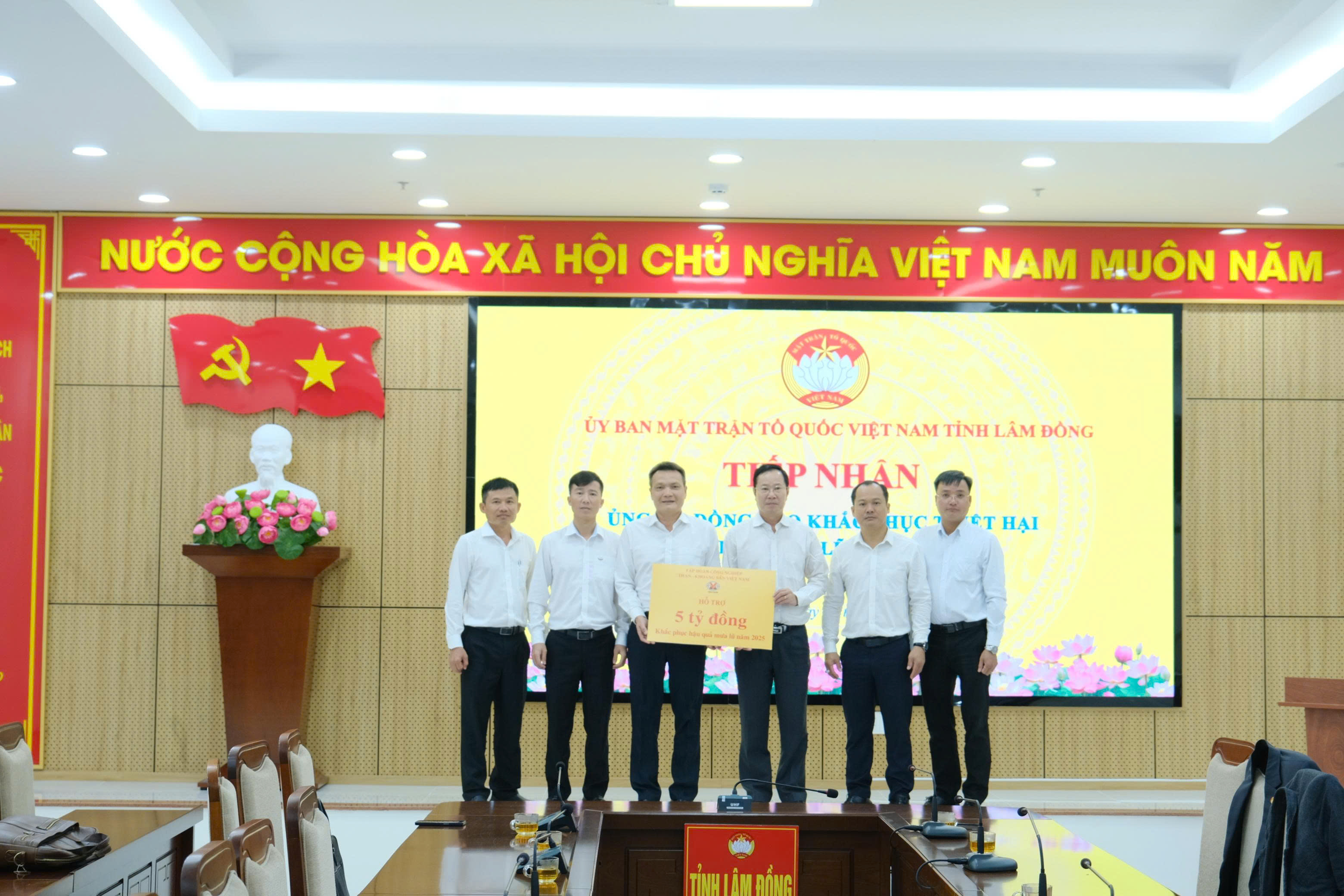 Ảnh bài gốc: TKV hỗ trợ 12 tỷ đồng giúp các tỉnh Tây Nguyên khắc phục hậu quả mưa lũ