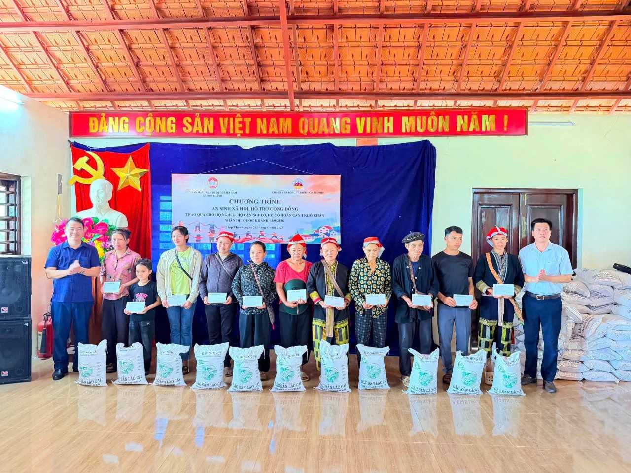 Đồng Tả Phời và xã Hợp Thành trao hỗ trợ cho các hộ dân có hoàn cảnh khó khăn