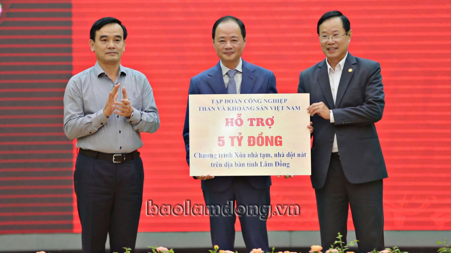 Ảnh bài gốc: TKV ủng hộ Chương trình Xoá nhà tạm, nhà dột nát tại tỉnh Lâm Đồng