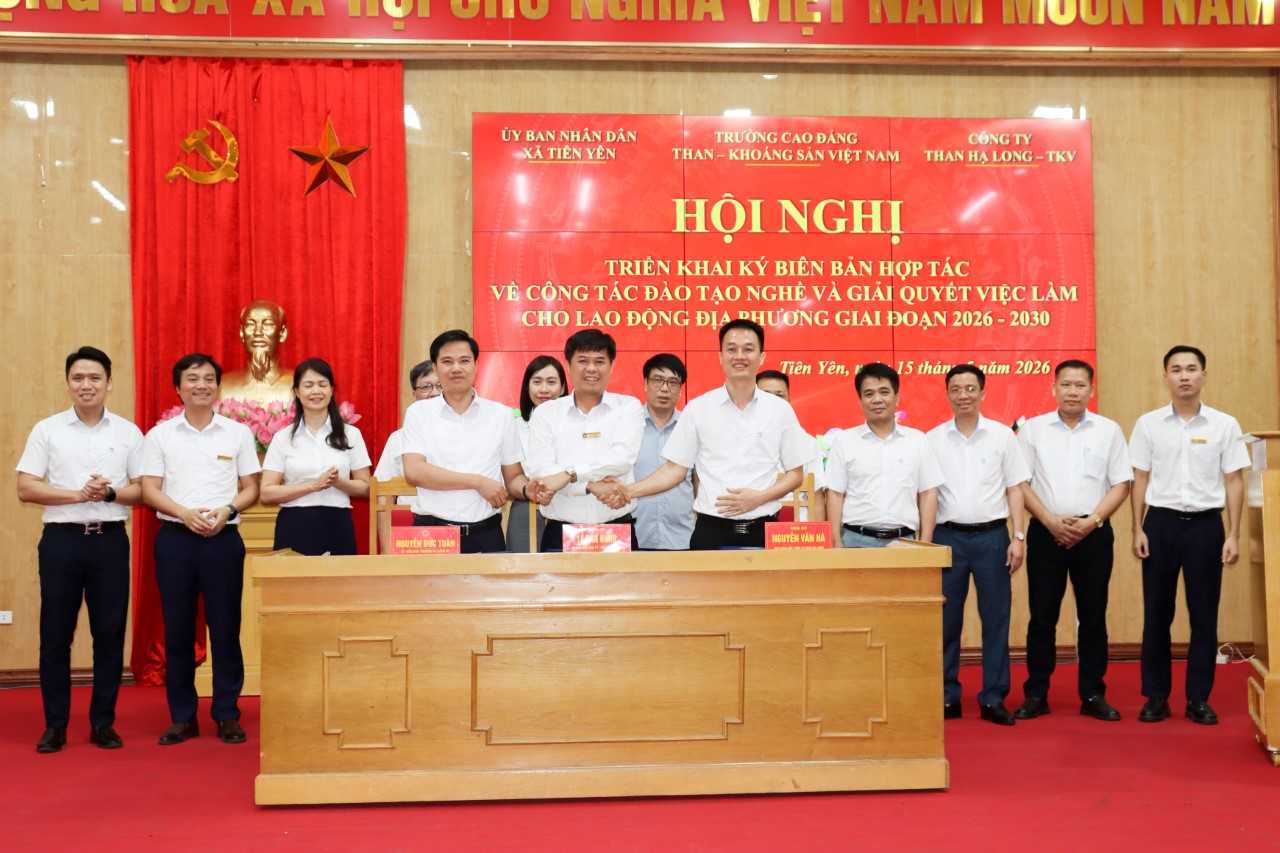Đại diện Than Hạ Long, Trường Cao đẳng TKV và xã Tiên Yên ký hợp tác đào tạo nghề