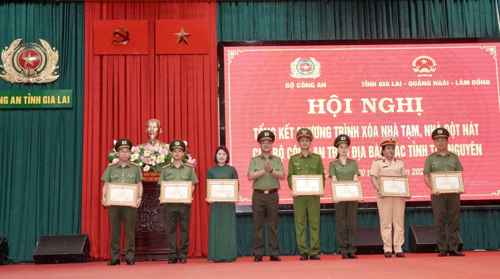 Ảnh bài gốc: Thợ mỏ TKV ủng hộ Chương trình xoá nhà tạm, nhà dột nát tại các tỉnh Tây Nguyên