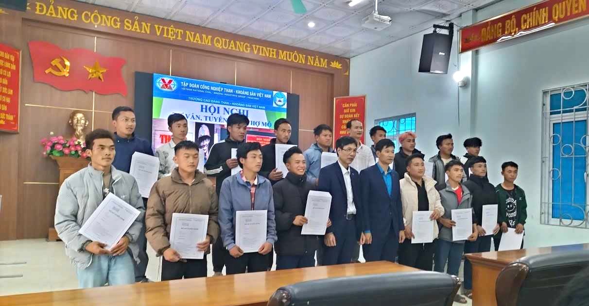 Ảnh bài gốc: Than Thống Nhất phối hợp tư vấn tuyển sinh đào tạo nghề mỏ tại tỉnh Lai Châu